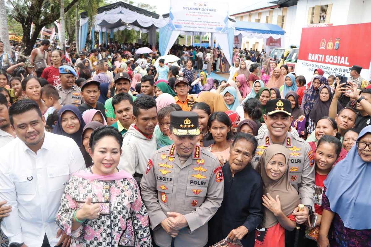 Kapolri dan Ketua Komisi IV DPR RI foto bersama dengan masyarakat korban bencana dilokasi Huntara Asrama Haji Pinangsori, Minggu (15/2/2026).