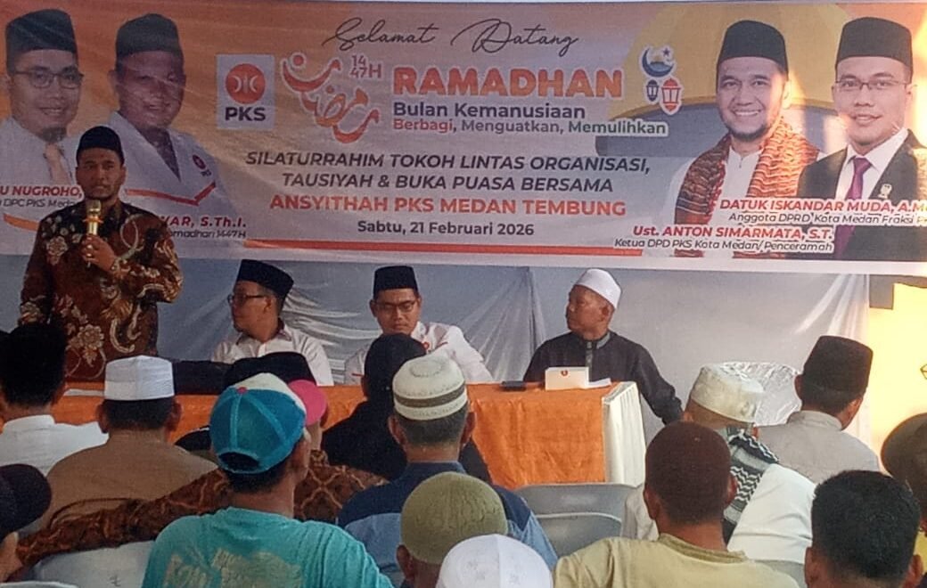 Ketua DPD PKS Kota Medan Anton Simarmata, ST saat bertausyiah di kegiatan silaturahim tokoh lintas organisasi dan berbuka puasa bersama di Kelurahan Medan Tembung, Kecamatan Medan Tembung.