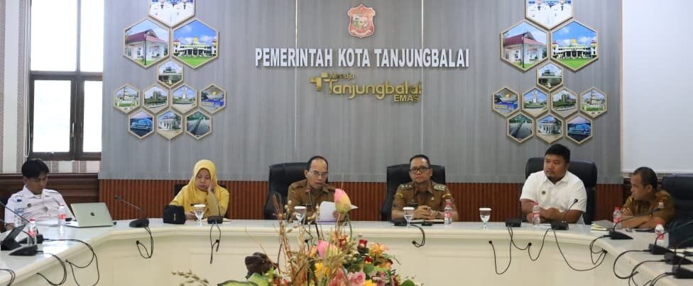 Muhammad Fadly Abdina berikan arahan kepada peserta rapat.