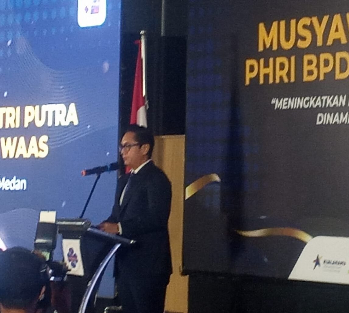 Wali Kota Medan Rico Tri Putra Bayu Waas memberikan kata sambutan di acara pengukuhan BPD PHRI Sumut. 