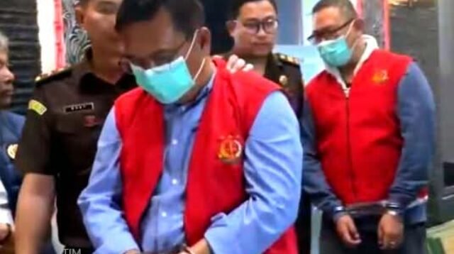 Tersangka BG dan WL saat digiring petugas menuju mobil tahanan untuk diangkut ke Rutan Tarutung.