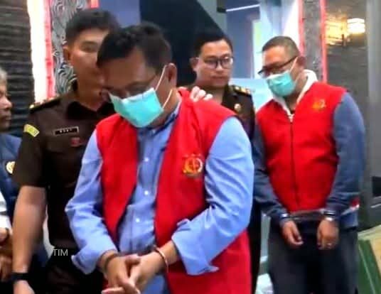 Tersangka BG dan WL saat digiring petugas menuju mobil tahanan untuk diangkut ke Rutan Tarutung.