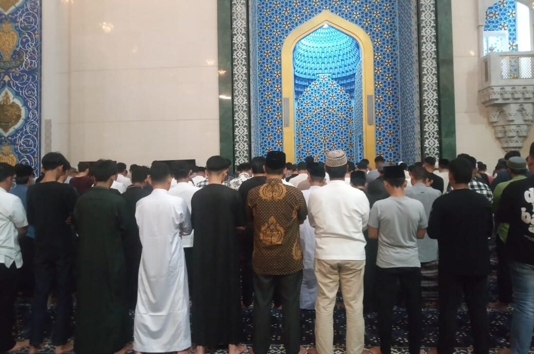 Di malam pertama bulan suci Ramadhan. Umat Islam Di Kota Medan melaksanakan sholat tarawih di Masjid Agung, Kota Medan, Sumatera Utara.