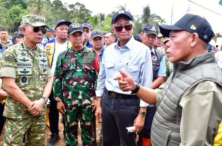 Bupati Tapteng Masinton Pasaribu bersama Menteri PU dan Kasum TNI saat meninjau pembangunan Infrastruktur pasca bencana di Tapteng, Kamis (26/02/2026).