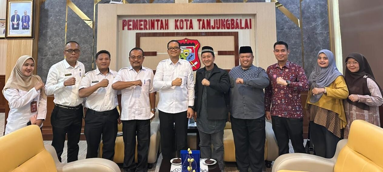 Muhammad Fadly Abdina foto bersama Rektor Universitas Muhammadiyah Asahan, Prianda Pebri.