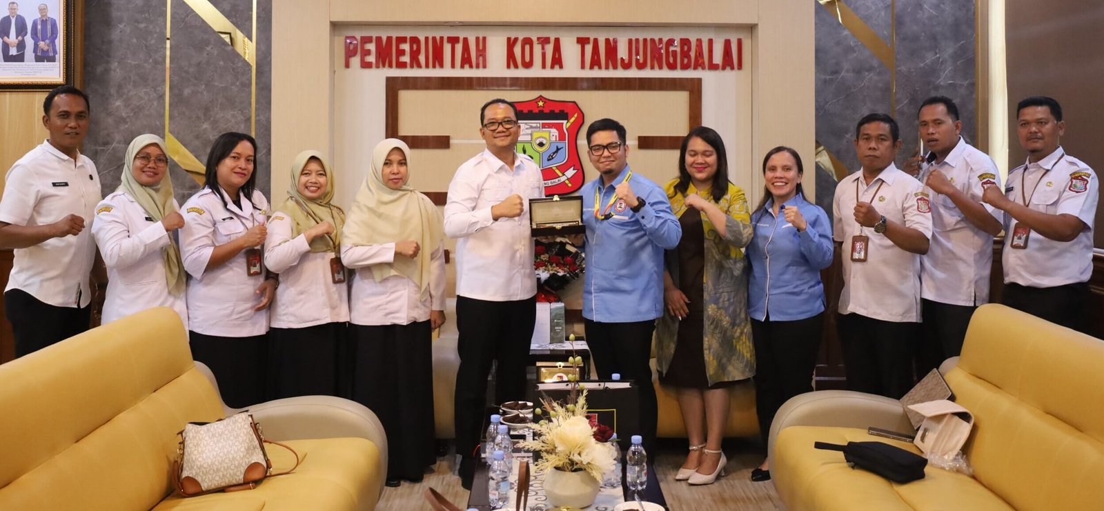 Muhammad Fadly Abdina foto bersama Prof Fajar Ananda Lubis, Wakil Dekan III, Sekretaris Prodi Manajemen beserta Staf.