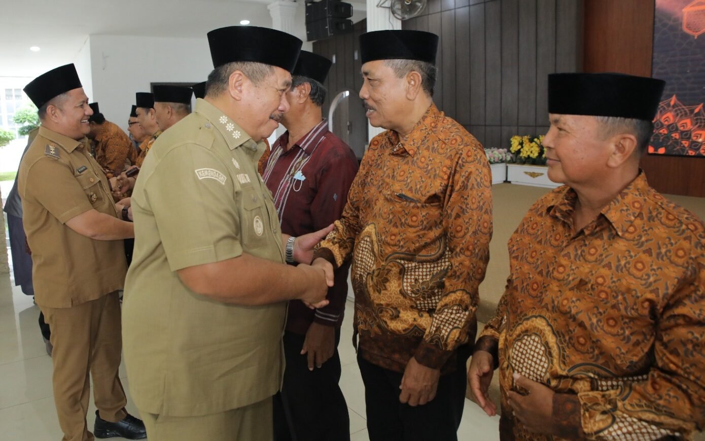 Mantan Ketua PWRI Asahan, Taufik Zainal Abidin berpamitan dengan pengurus PWRI Asahan