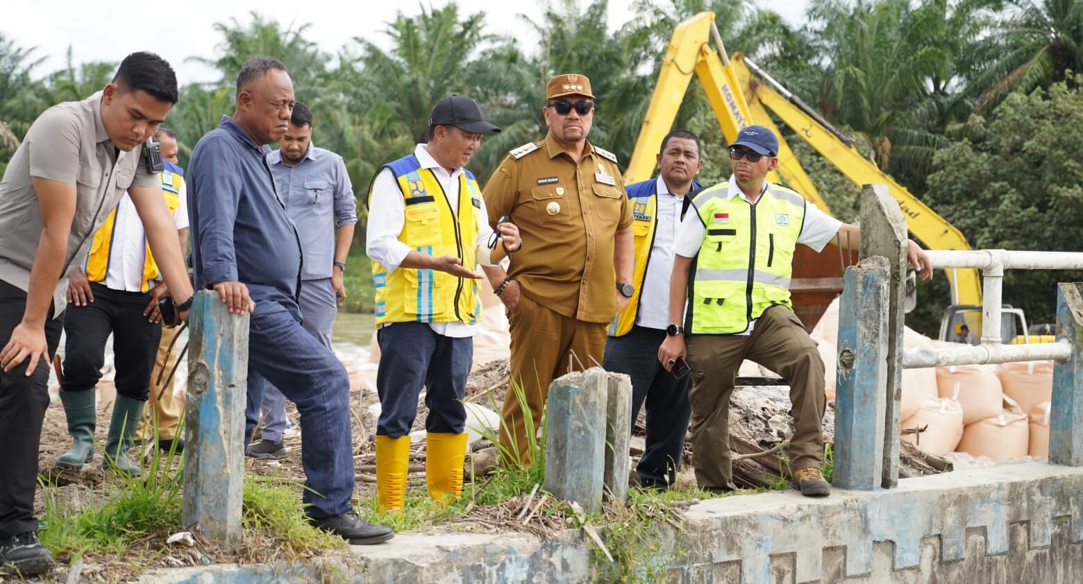 Bupati Batu Bara, H. Baharuddin Siagian, S.H., M.Si. melakukan Peninjauan bersama Kepala Balai Wilayah Sungai Sumatera Utara (BWS Sumut) Feriyanto Pawenrusi, Anggota DPRD Sumatera Utara Ir. Yahdi Khoir dan perwakilan PT Inalum Eka.