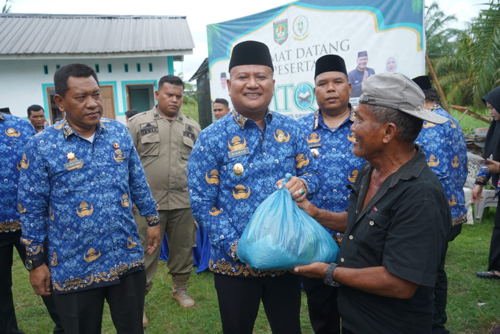 Wakil Bupati Asahan Rianto serahkan bantuan paket sembako kepada salah seorang warga korban banjir.