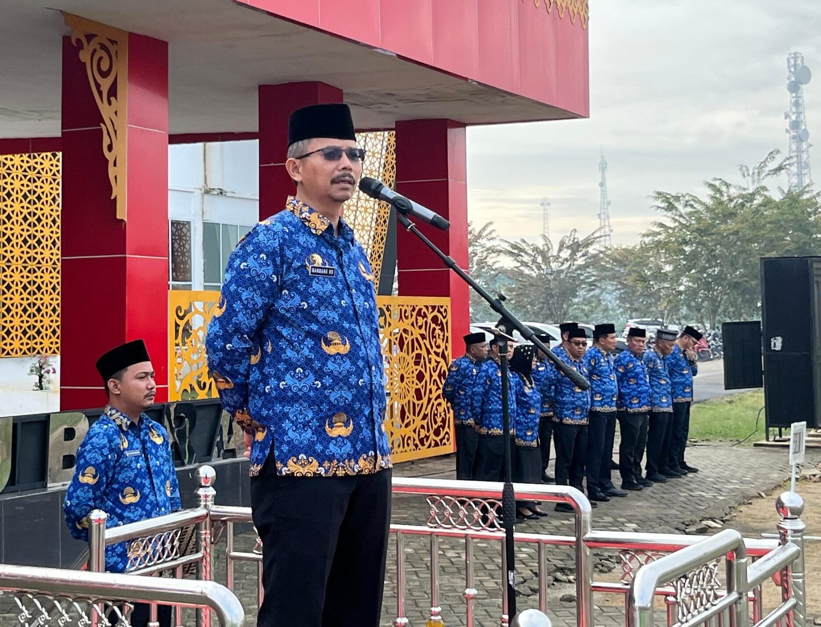 Plh. Sekretaris Daerah Kabupaten Batu Bara, Bambang Hadisuprapto, bertindak sebagai Inspektur Upacara.