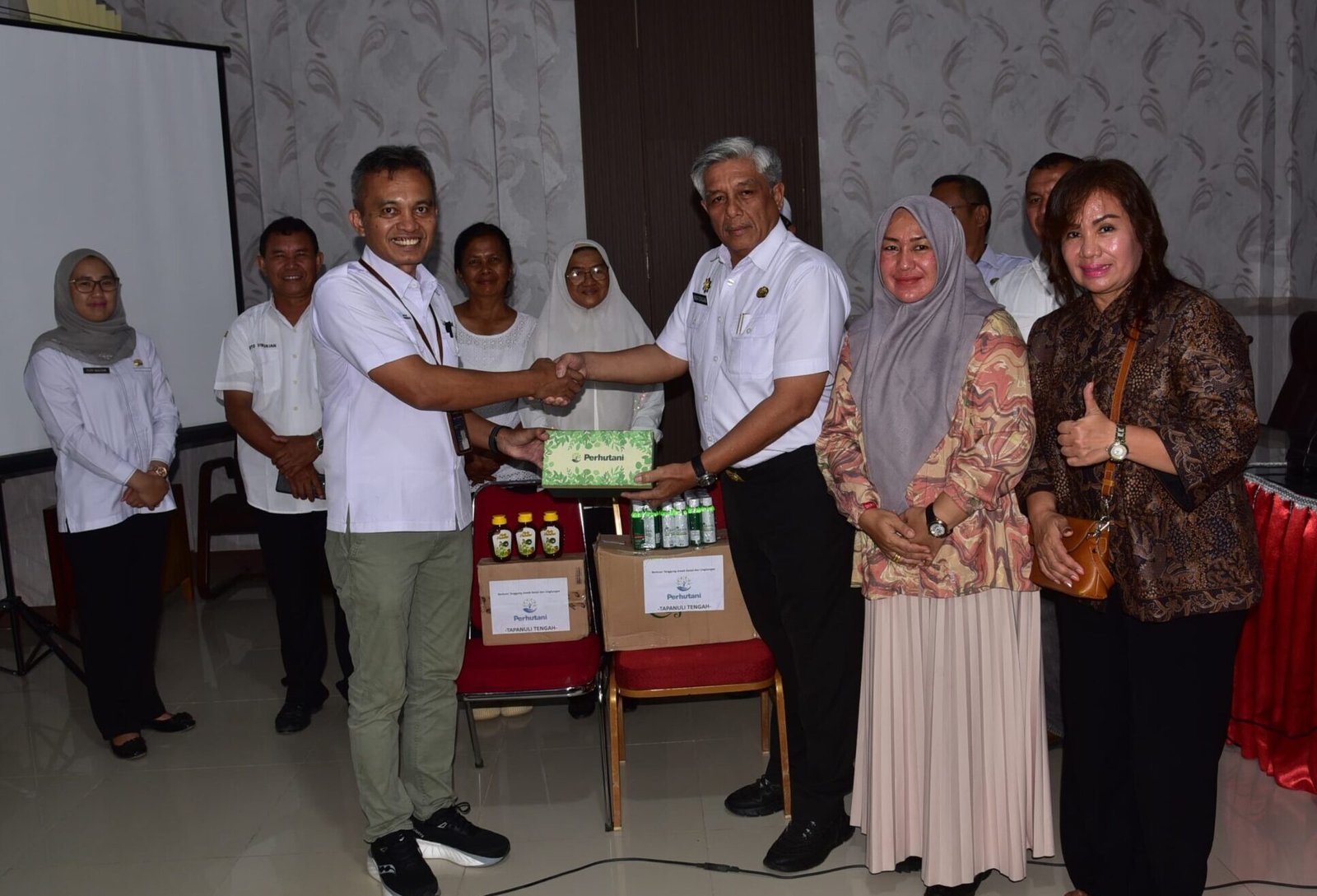 Sekdakab Tapteng Drs.Binsar Tua Hamonangan Sitanggang, saat menerima bantuan Minyak Kayu putih dan Madu dari Perum Perhutani di Kantor Bupati Tapteng, Rabu (4/2/2026).