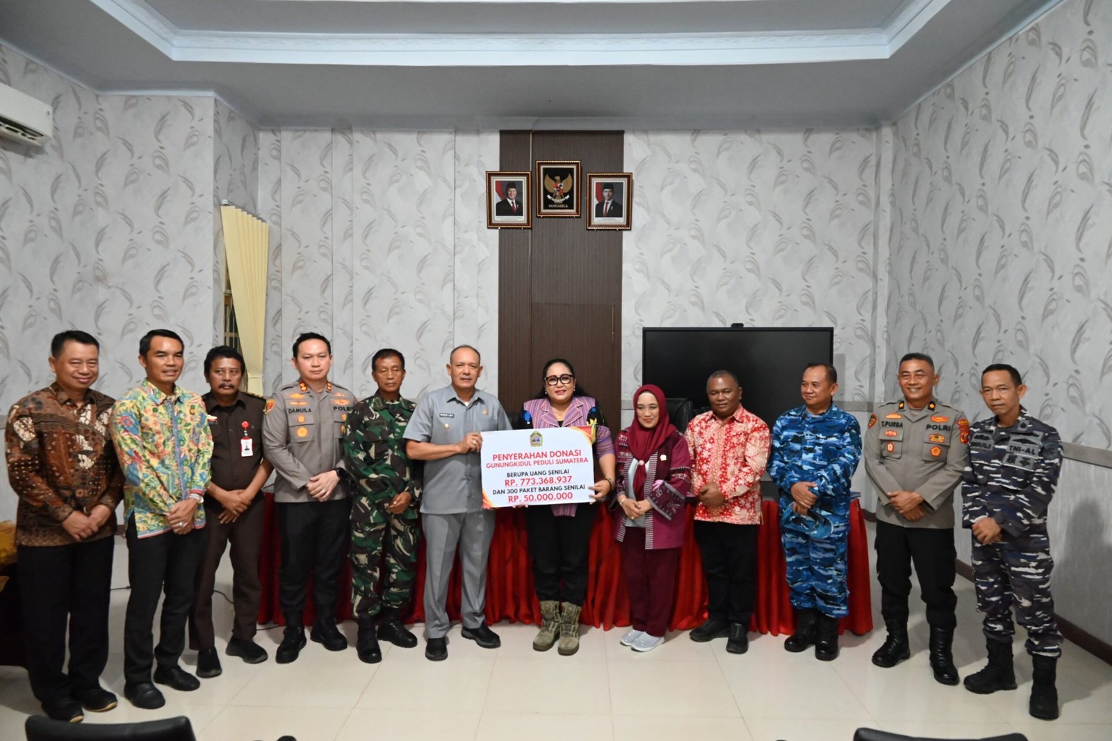 Wakil Bupati Tapteng Mahmud Efendi saat menerima bantuan uang  dari Bupati Gunungkidul Endah Subekti Kuntariningsih di Kantor Bupati Tapteng, Jumat (6/2/2026).