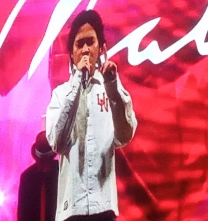 Penyanyi Aldy Maldini tampil bernyanyi di acara pelantikan pengurus Komite KORMI Sumut. 