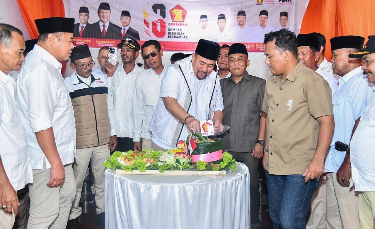 H>Baharuddin Siagian saat memotong Nasi Tumpeng.
