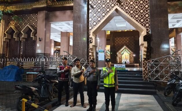 Personel Polres Sibolga saat melaksanakan pengamanan Ibadah Sholat Tarawih di Masjid Agung Sibolga, Kamis (26/02/2026).