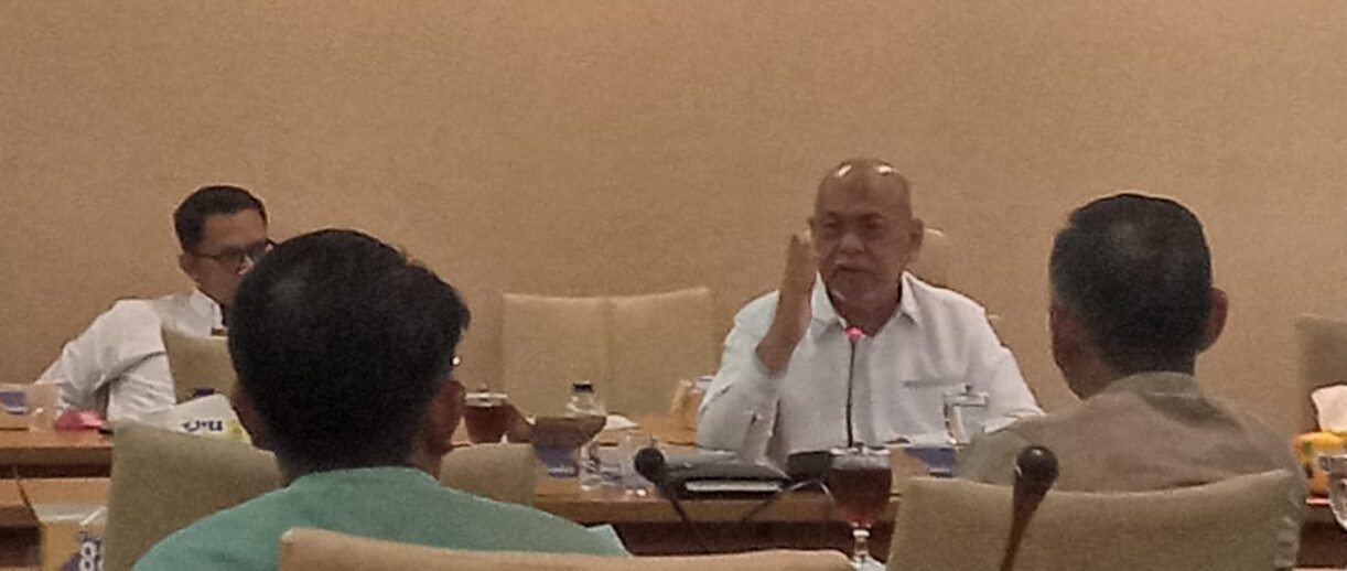 Wakil Ketua Komisi D, DPRD Sumut Ir.H.Yahdi Khoir Harahap, MBA di saat rapat dengar pendapat dengan perwakilan PT SAS, instansi DPMPTSP Sumut, Dinas LHK Kabupaten Batu Bara dan Dinas LHK Sumut. 