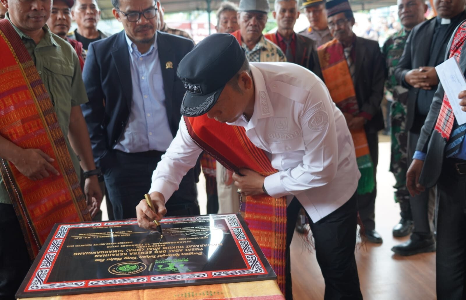 Bupati Taput JTP Hutabarat meresmikan Pusat Adat Simardangiang di Pahae Julu dirangkai dengan hilirisasi kemenyan.