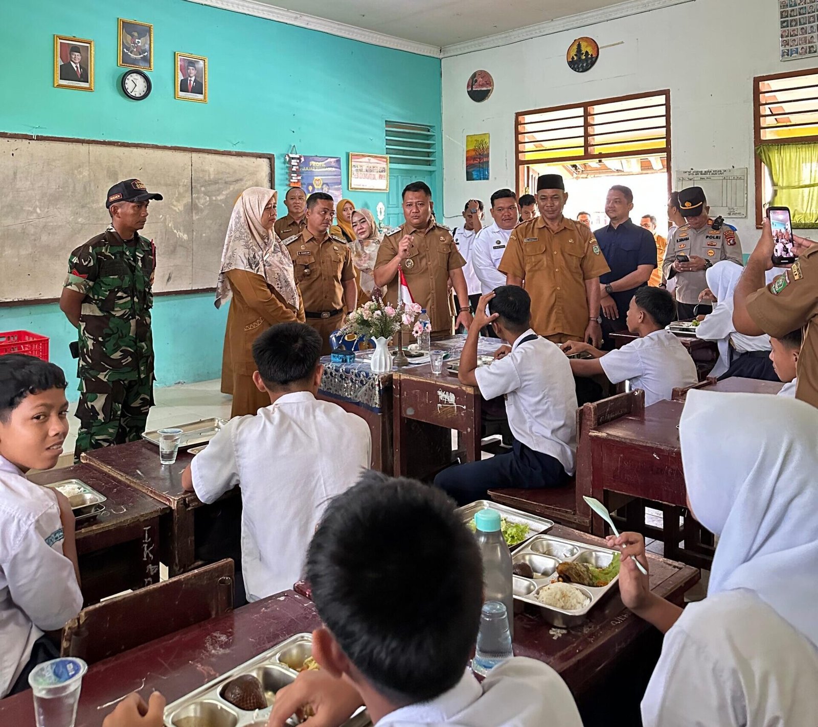 Rianto masuk ke ruang kelas melihat langsung paket makanan bergizi yang telah diterima siswa.