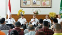 Ribuan Huntara Pemerintah Provinsi Sumatera Utara (Sumut) melalui Asisten Pemerintahan dan Kesejahteraan Rakyat Sekretariat Daerah Provinsi Sumut Basarin Yunus Tanjung dan Badan Penanggulangan Bencana Daerah Provinsi Sumut melakukan Konferensi Pers terkait Perkembangan Penanganan Bencana Alam di Sumut. Kegiatan yang difasilitasi Dinas Kominfo Sumut ini berlangsung di Lobby Dekranasda Lantai 1 Kantor Gubernur Sumut Jalan Diponengoro Kota Medan,