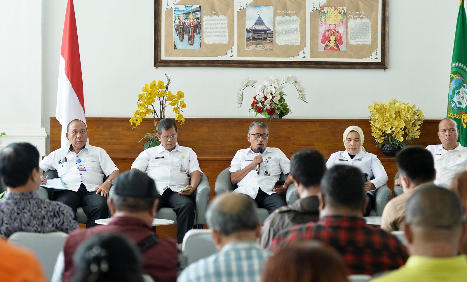 Pemerintah Provinsi Sumatera Utara (Sumut) melalui Asisten Pemerintahan dan Kesejahteraan Rakyat Sekretariat Daerah Provinsi Sumut Basarin Yunus Tanjung dan Badan Penanggulangan Bencana Daerah Provinsi Sumut melakukan Konferensi Pers terkait Perkembangan Penanganan Bencana Alam di Sumut. Kegiatan yang difasilitasi Dinas Kominfo Sumut ini berlangsung di Lobby Dekranasda Lantai 1 Kantor Gubernur Sumut Jalan Diponengoro Kota Medan,