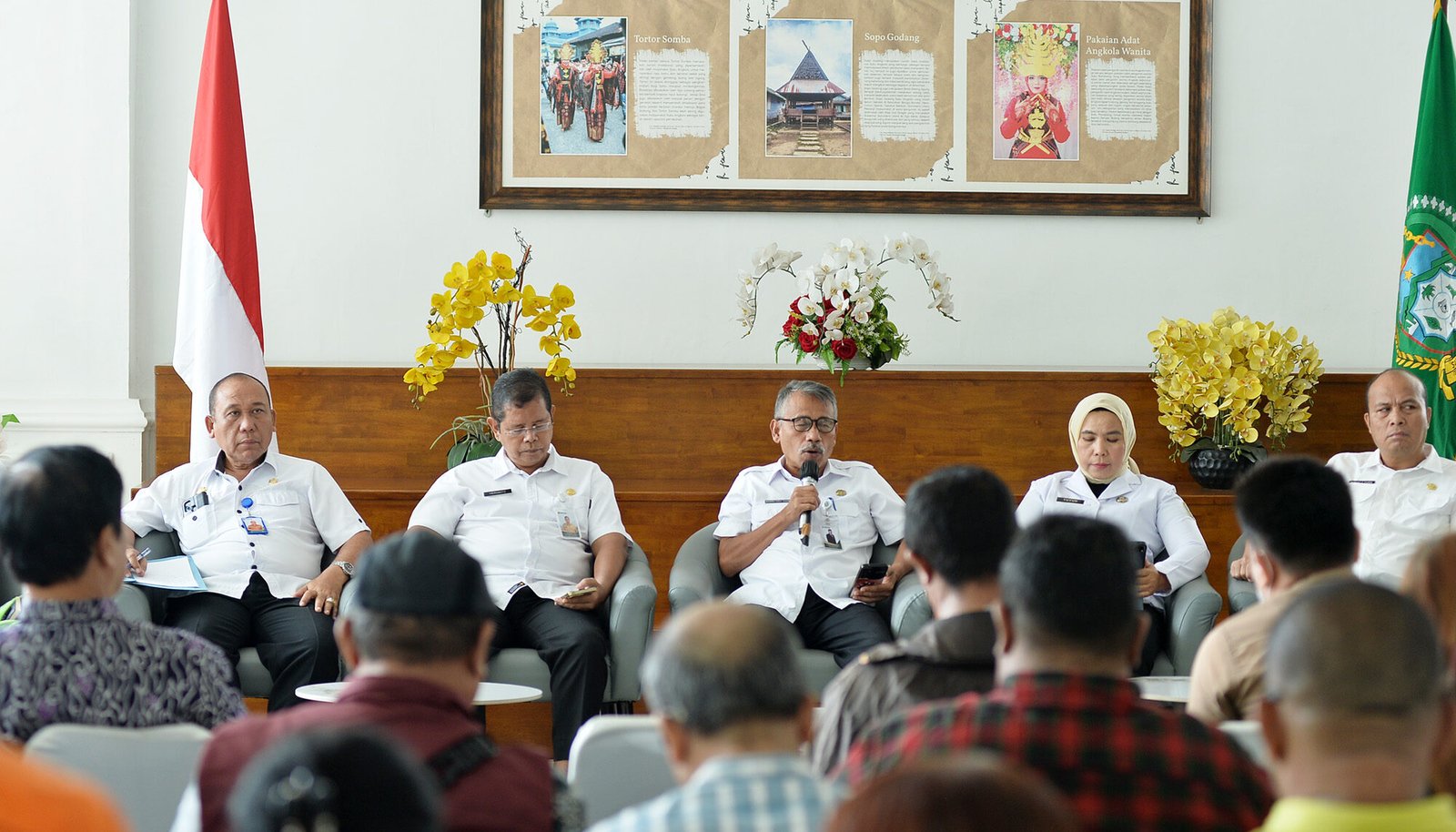 Pemerintah Provinsi Sumatera Utara (Sumut) melalui Asisten Pemerintahan dan Kesejahteraan Rakyat Sekretariat Daerah Provinsi Sumut Basarin Yunus Tanjung dan Badan Penanggulangan Bencana Daerah Provinsi Sumut melakukan Konferensi Pers terkait Perkembangan Penanganan Bencana Alam di Sumut. Kegiatan yang difasilitasi Dinas Kominfo Sumut ini berlangsung di Lobby Dekranasda Lantai 1 Kantor Gubernur Sumut Jalan Diponengoro Kota Medan, Rabu (25/2/2026).