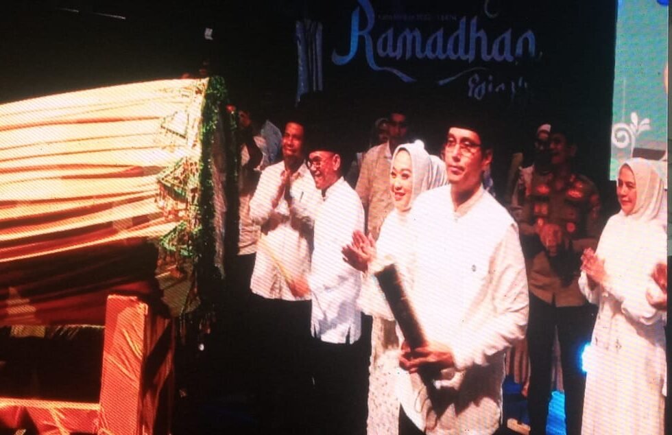 Wali Kota Medan Rico Tri Putra Bayu Waas saat ingin melakukan pemukulan bedug sebagai tanda di bukanya secara resmi kegiatan Ramadhan Fair ke XX. 