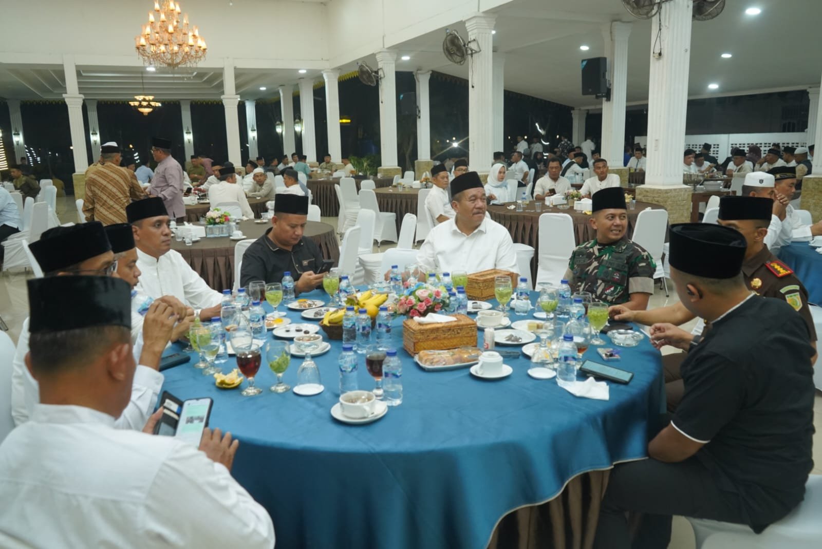 Bupati Asahan dan Forkopimda Asahan buka puasa bersama di Pendopo Rumah Dinas Bupati Asahan.