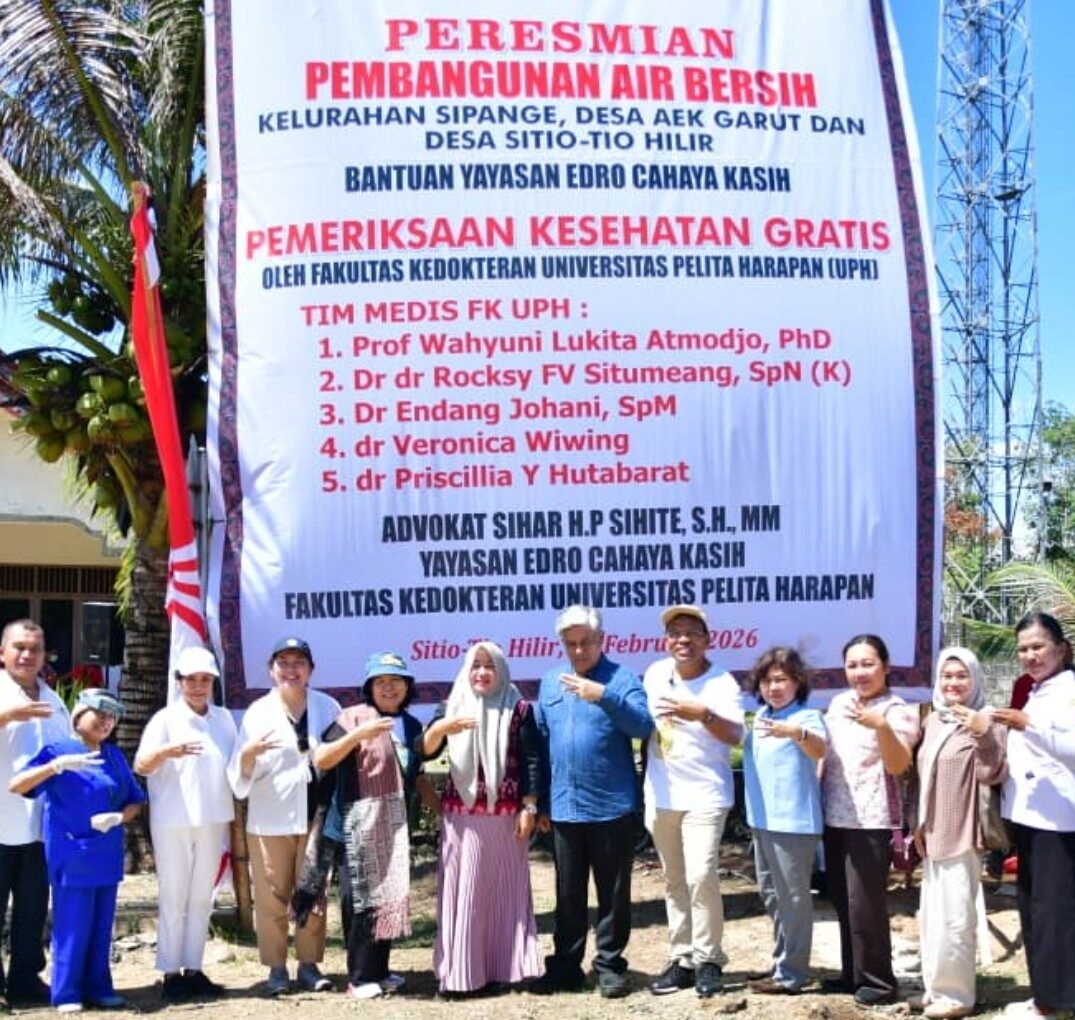 Sekda dan jajaran Pemkab Tapteng foto bersama dengan jajaran Yayasan Edro Cahaya Kasih usai peresmian Air Bersih di Kelurahan Sipange Kecamatan Tukka, Sabtu (7-2-2026). 