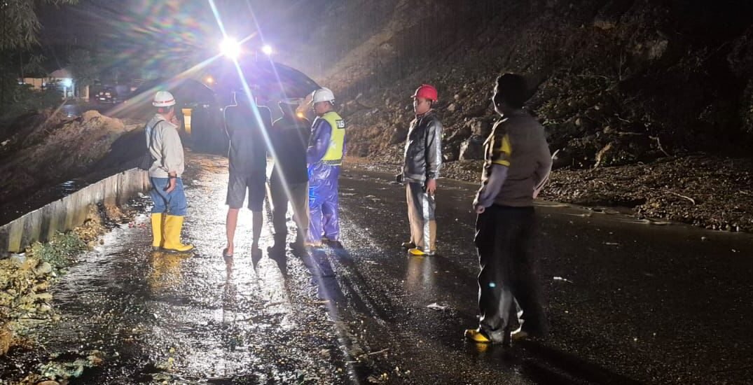 Kapolres Tapteng AKBP M. Alan Haikel saat memantau jalan lintas Sibolga-Tapteng di Kecamatan Sitahuis yang berhasil kembali dilalui kendaraan, Senin (16/2/2026).