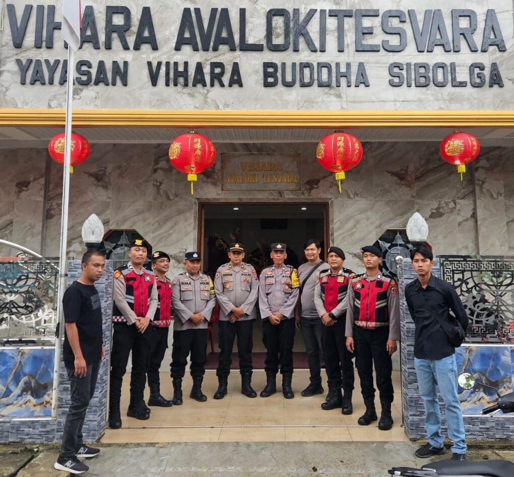 Personel Polres Sibolga saat melaksanakan kegiatan pengamanan perayaan Imlek 2577 di Vihara Avalokitesvara, Selasa (17/2/2026).
