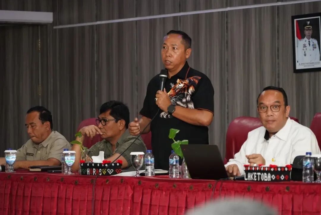 Bupati JTP Hutabarat memberi paparan dalam pertemuan membahas Master Plan Taput.