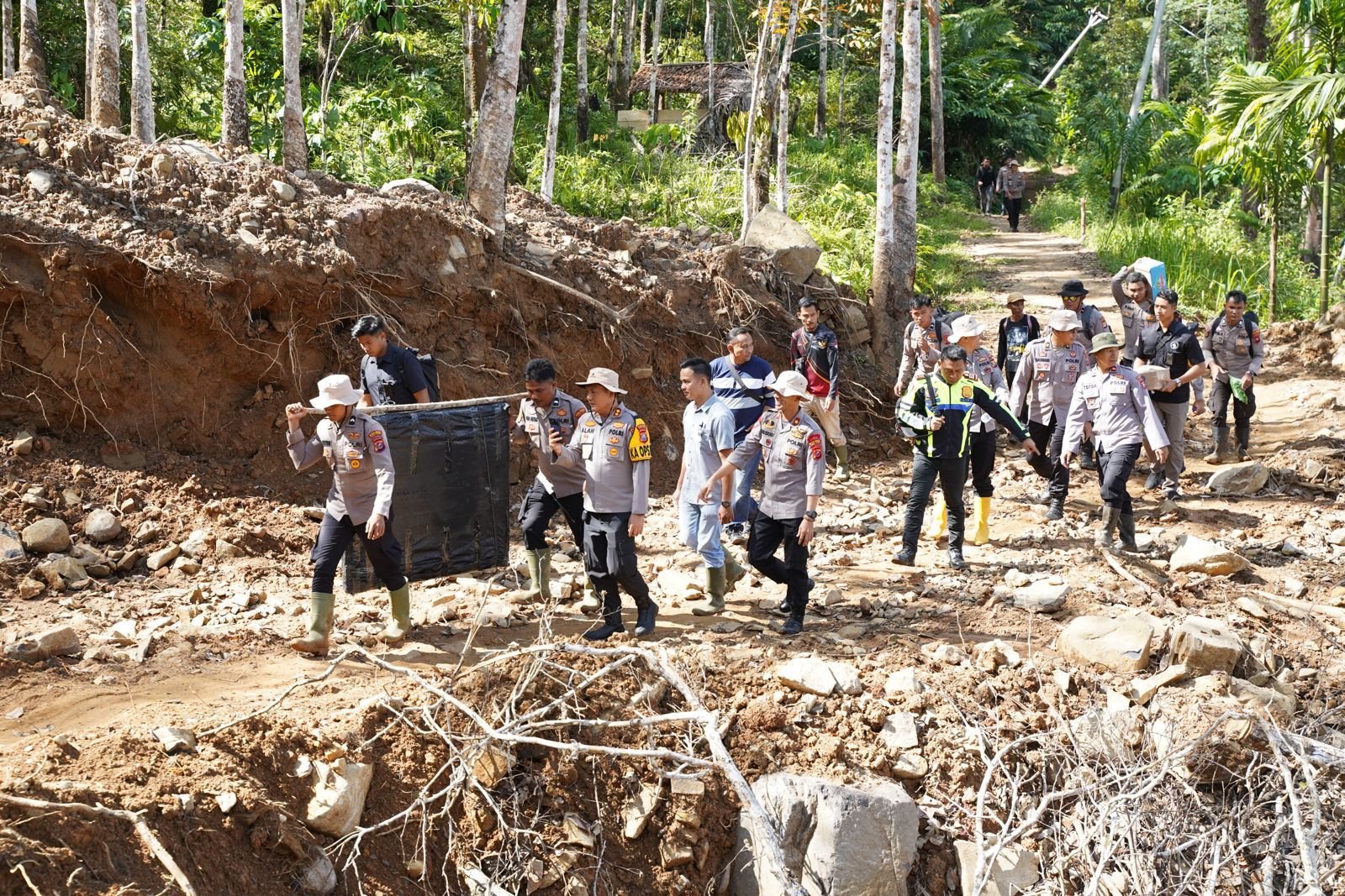 Kapolres Tapteng AKBP M Alan Haikel bersama personel Polres Tapteng saat membawa bantuan PLTS ke Desa Sialogo Kecamatan Lumut, Sabtu (07/02/2026).