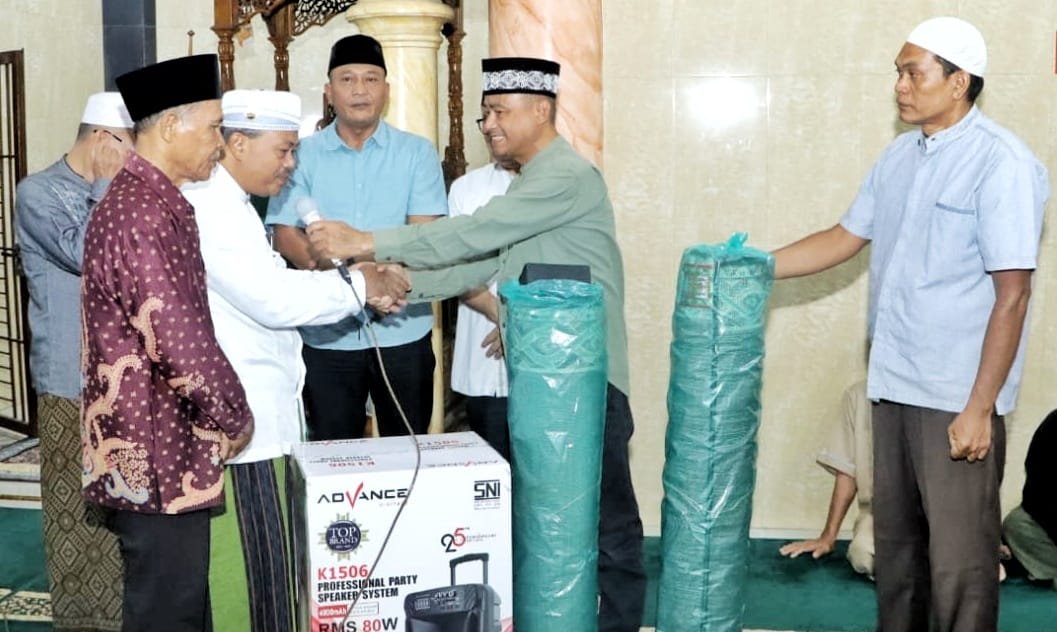 Tim Safari Ramadhan saat berikan bantuan berupa 1 unit speaker portabel dan dua gulung sajadah diserahkan kepada Pengurus BKM.