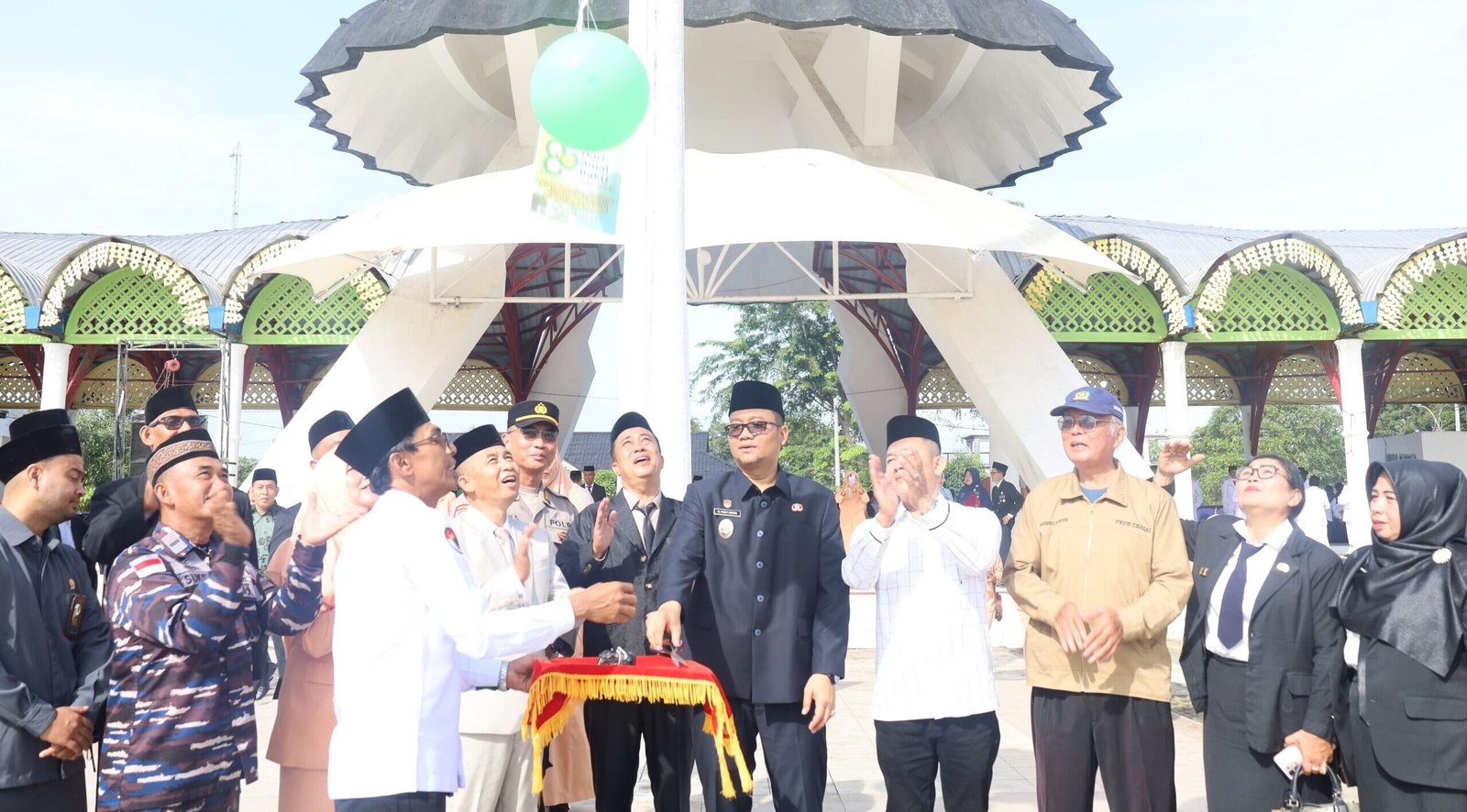 Wakil Wali Kota Tanjung Balai, Muhammad Fadly Abdina lepaskan balon ke udara.