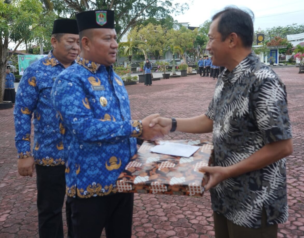 Rianto menyerahkan tali asih kepada PNS yang memasuki masa pensiun