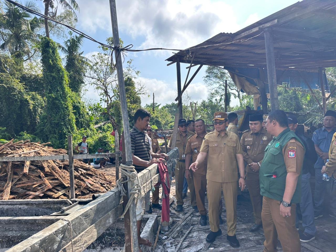 Muhammad Fadly Abdina saat meninjau lokasi pembuatan tepung sagu