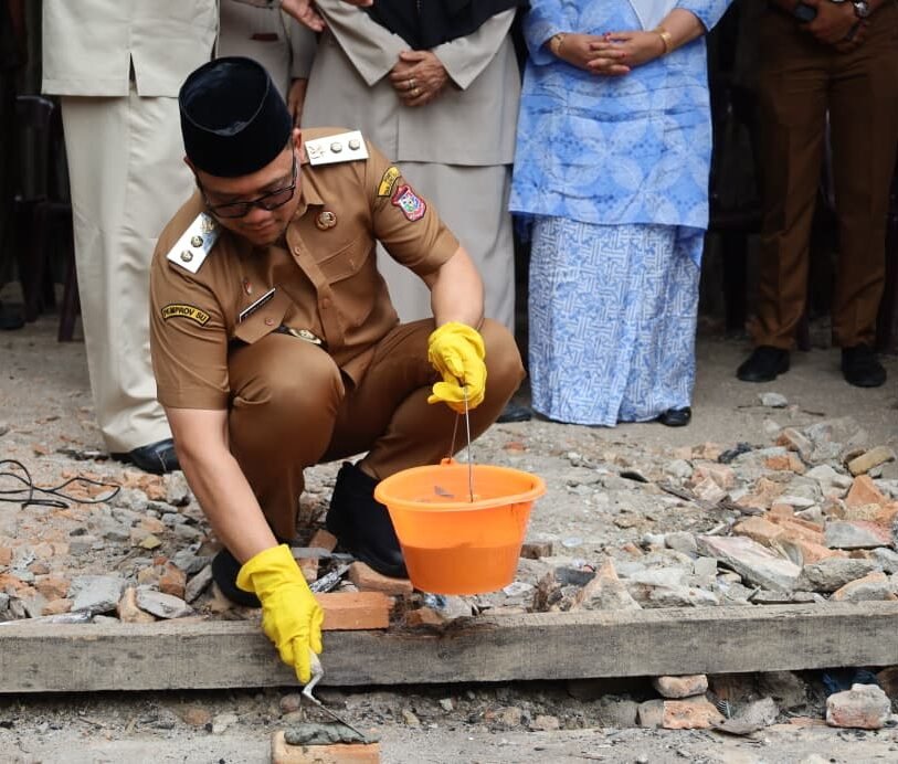 Wakil Wali Kota Tanjung Balai, Muhammad Fadly Abdina letakkan Batu Pertama.