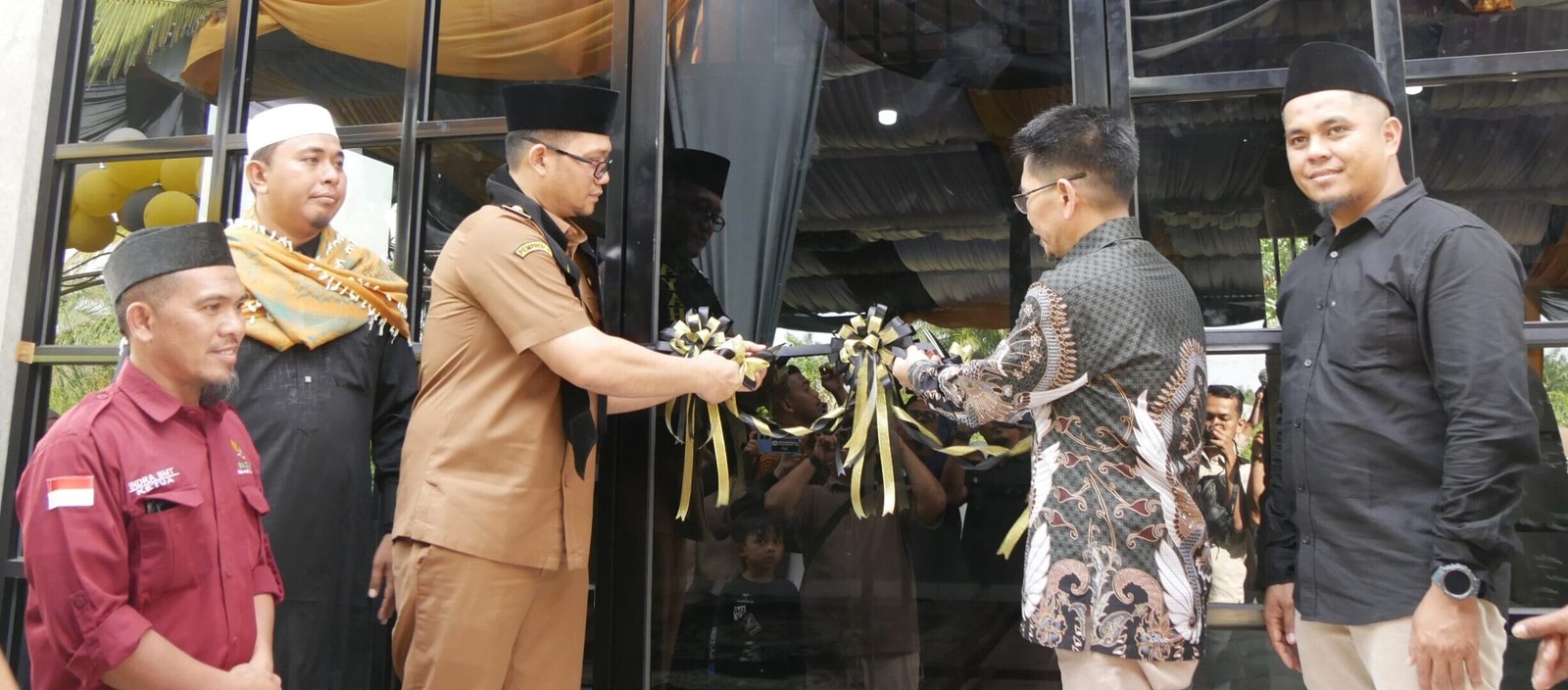 Muhammad Fadly Abdina bersama Ketua Yayasan Abulyatama Indonesia Sudarmanto resmikan The Yatim Village Tanjung Balai, ditandai dengan pengguntingan pita