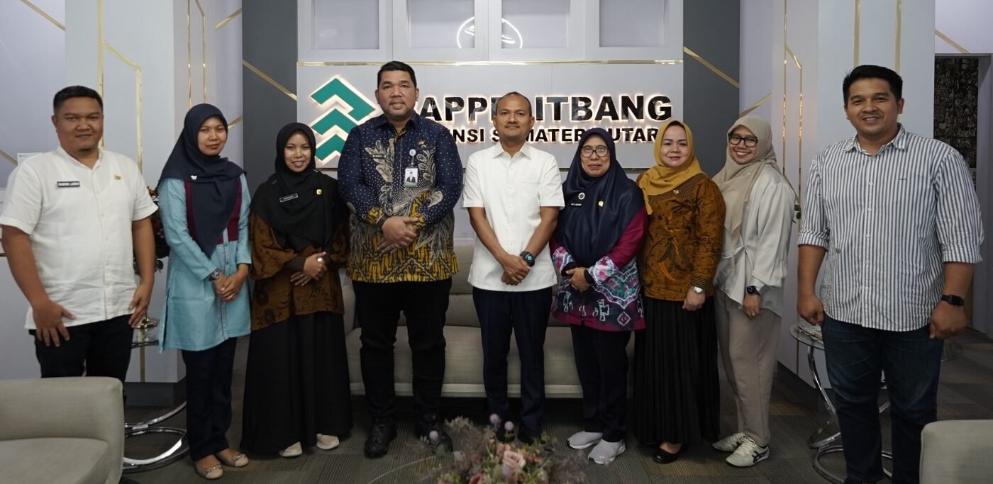 Wali kota Tanjung Balai Mahyaruddin Salim foto bersama Kepala Bappelitbang Provsu Dicky Anugerah beserta jajaran.