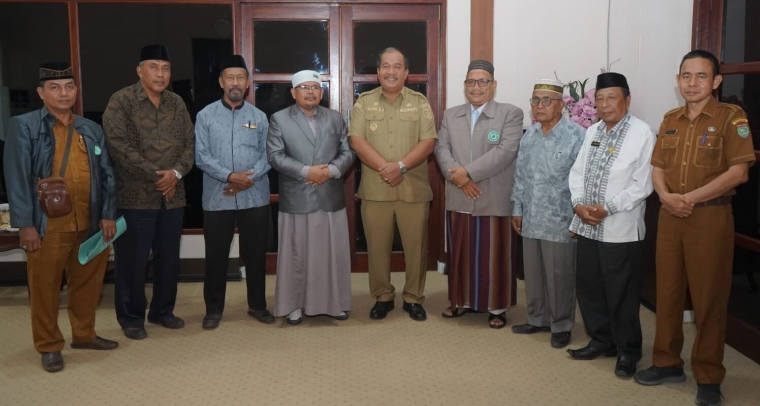 Taufik Zainal Abidin foto bersama pengurus MUI Kabupaten Asahan