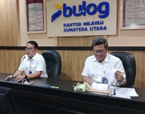 Pimpinan Wilayah Perum Bulog Kanwil Sumut, Budi Cahyanto disampingi wakil saat menyampaikan laporannya pada wartawan di kantor Bulog Kanwil Sumut, Jalan Gatsu Medan