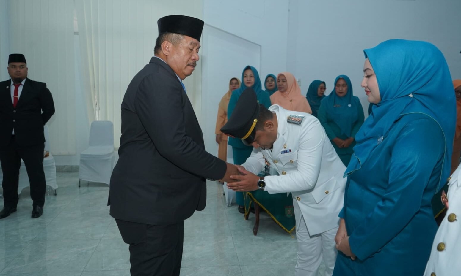 Bupati Asahan Taufik Zainal Abidin ucapkan selamat kepada Camat yang dilantik