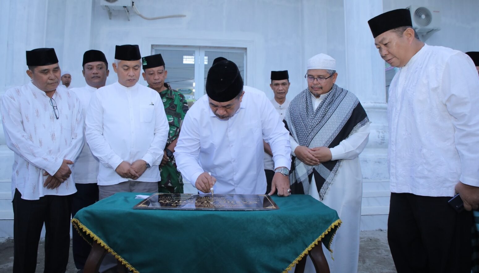 Taufik Zainal Abidin tandatangani prasasti peresmian Masjid Al-Ikhlas