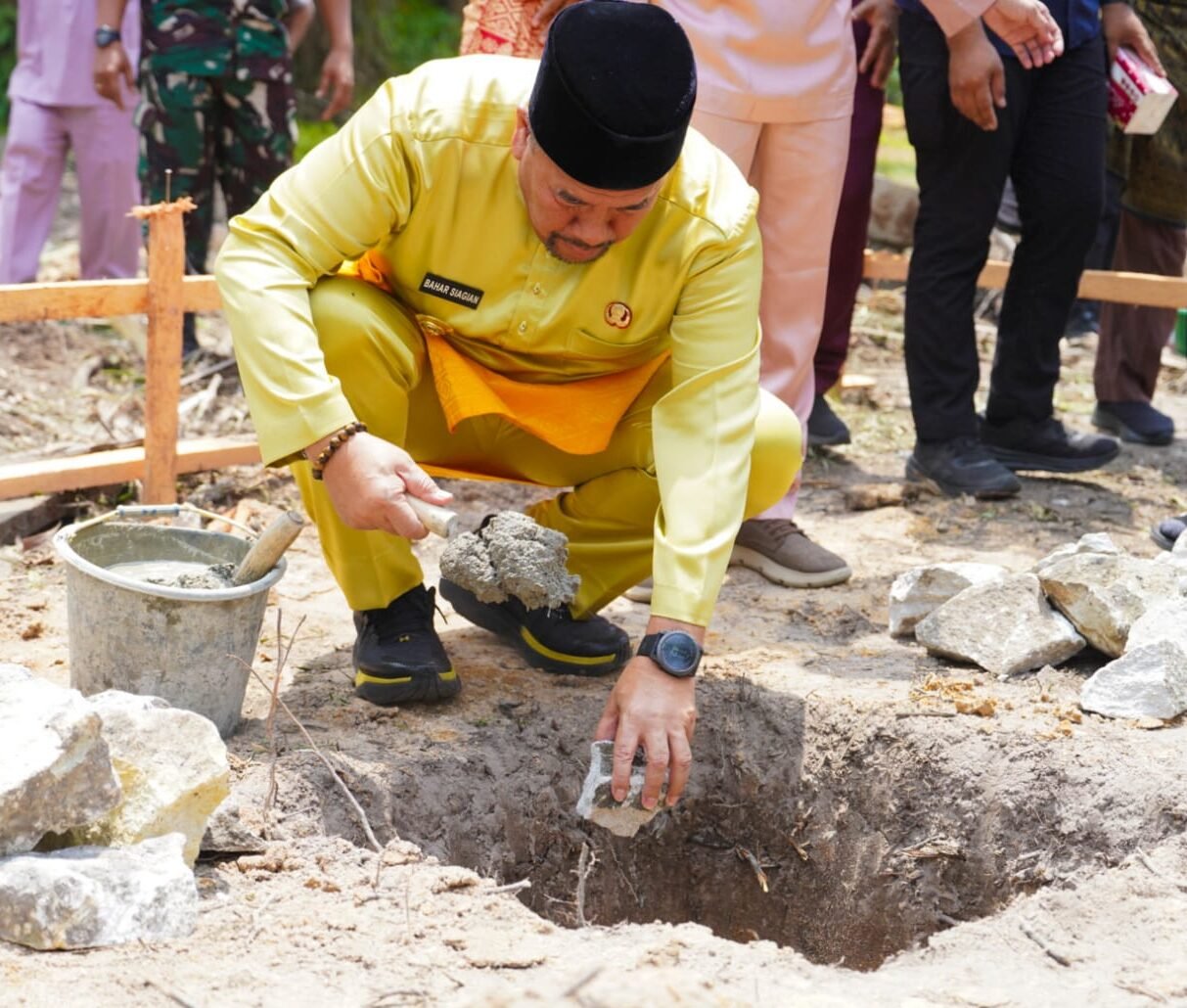  Bupati Batu Bara, H. Baharuddin Siagian, S.H., M.Si., melakukan peletakan batu pertama pembangunan Rumah Tahfiz Al-Qur’an di Dusun Nurul Iman, Desa Pulau Sejuk, Kecamatan Datuk Lima Puluh, Jumat (6/3/2026).