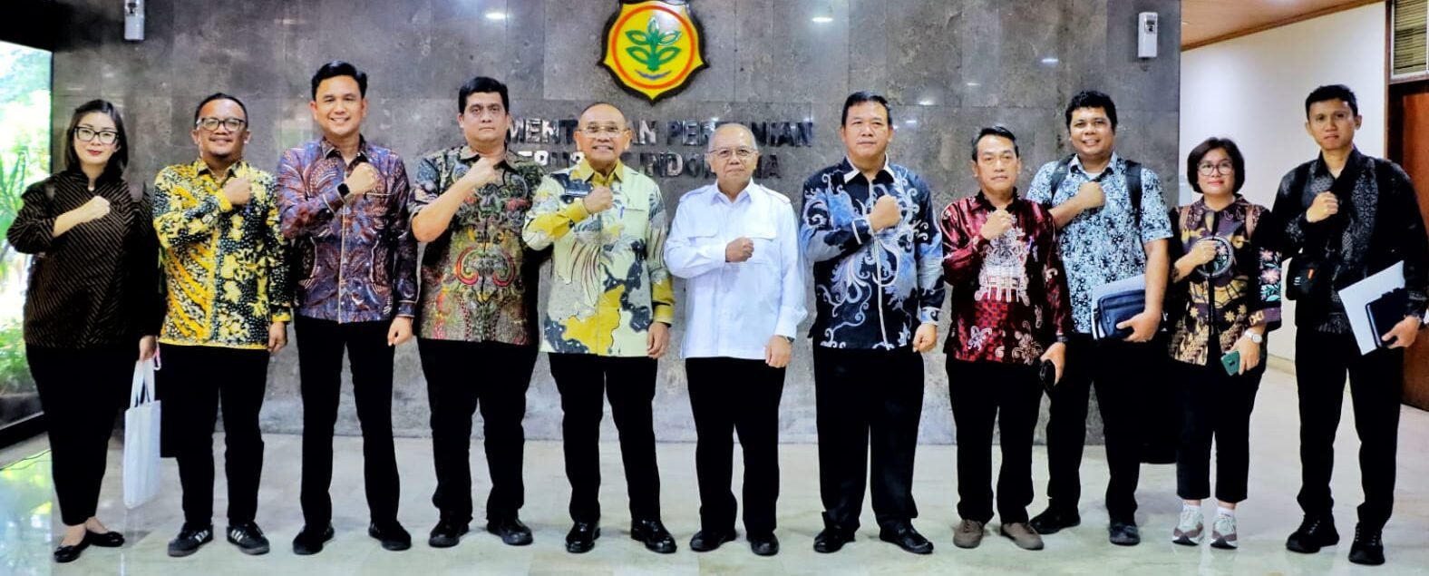 Bupati Kabupaten Simalungun beserta jajaran foto bersama Menteri Pertanian RI usai kegiatan.