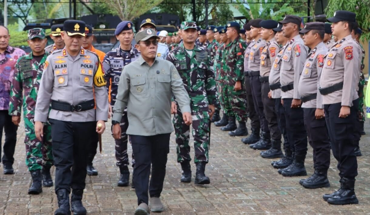 Bupati Tapteng Masinton Pasaribu, SH saat membacakan amanat Kapolri didampingi Kapolres Tapteng AKBP Muhammad Alan Haikel, S.K.M, S.I.K, M.I.K,  pada Apel Gelar Pasukan Opersi Ketupat 2026 dilapangan Mako Polres Tapteng. 