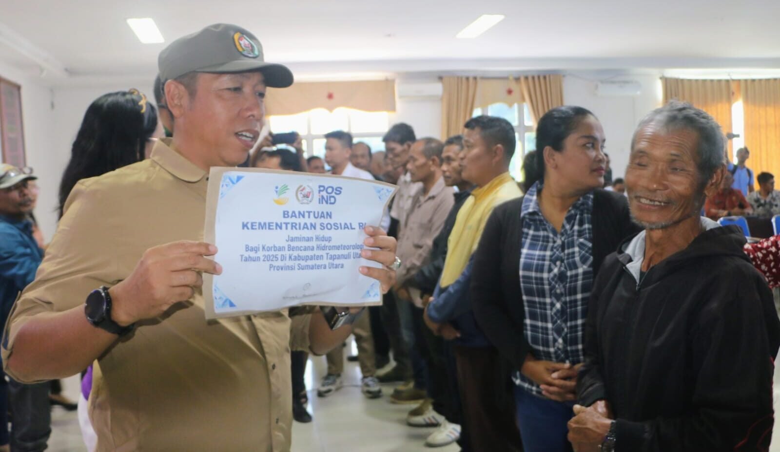 Bupati Taput serahkan bantuan Jadup dari Kemensos untuk 434 warga terdampak bencana.