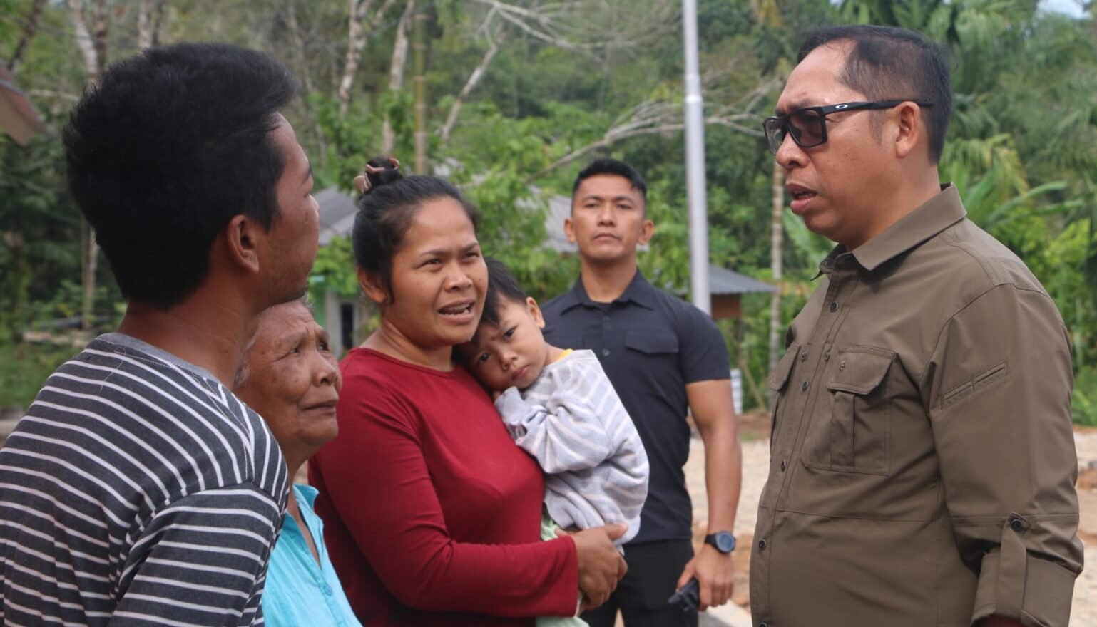 Kunjungan kerja Bupati JTP Hutabarat ke daerah terdampak bencana di Kecamatan Adiankoting.