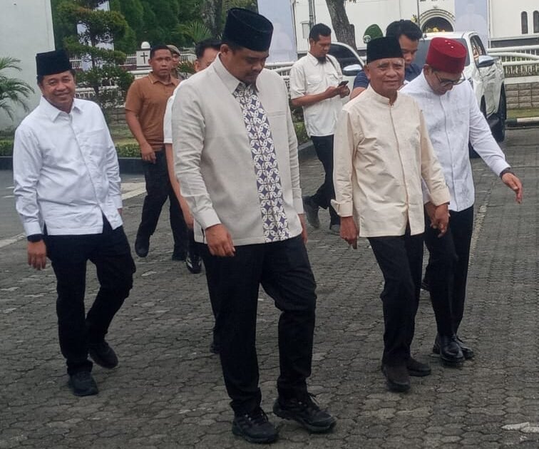 Usai membagikan paket sembako berupa beras. Gubsu Bobby Afif Nasution di dampingi Wakil Gubsu H Surya, BSc dan Kepala Biro Organisasi Sekretariat Daerah Pemerintah Provinsi Sumatera Utara Dr H Zukifli, AP, S.IP, MM tampak berjalan beriringan di halaman kantor Gubsu. 