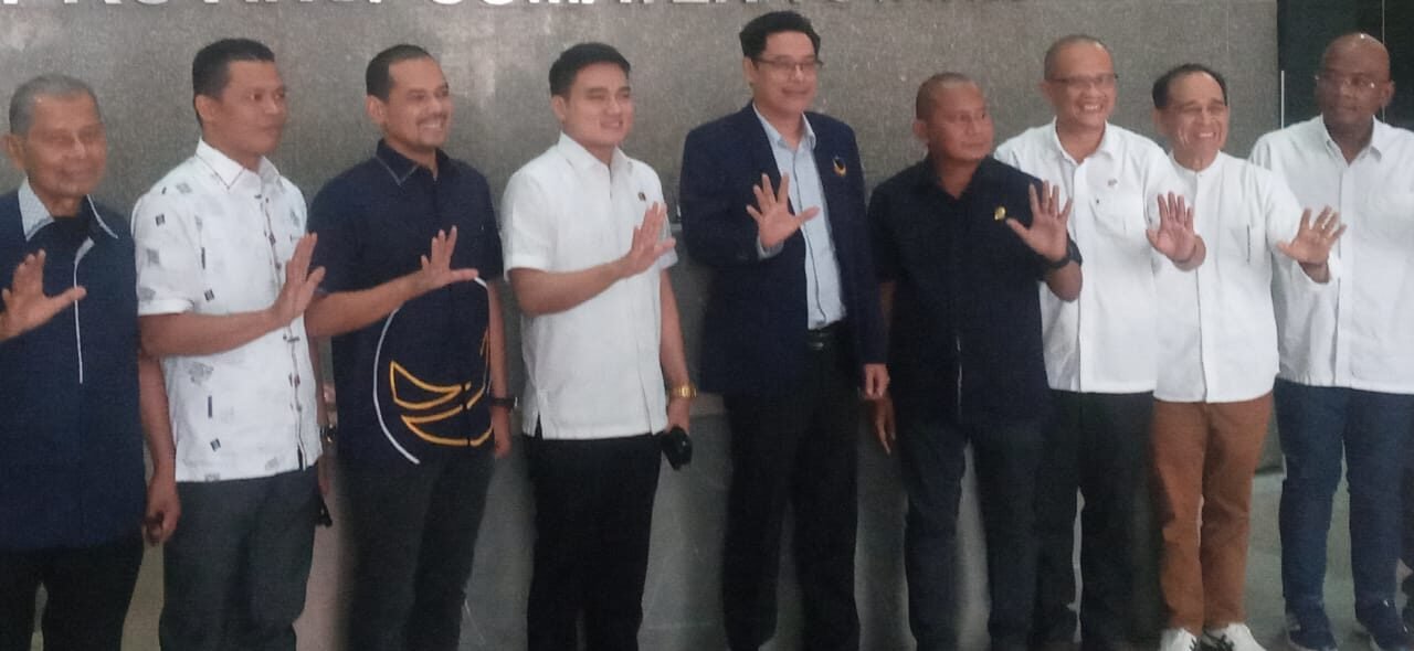 Ketua Partai NasDem Sumut Iskandar ST (berjas hitam) dan anggota DPRD Sumut dari Fraksi Partai NasDem melakukan foto bersama di gedung DPRD Sumut.